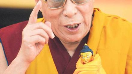Gastgeschenk: Der Dalai Lama brachte einen vergoldeten Buddha mit. Foto: dpa