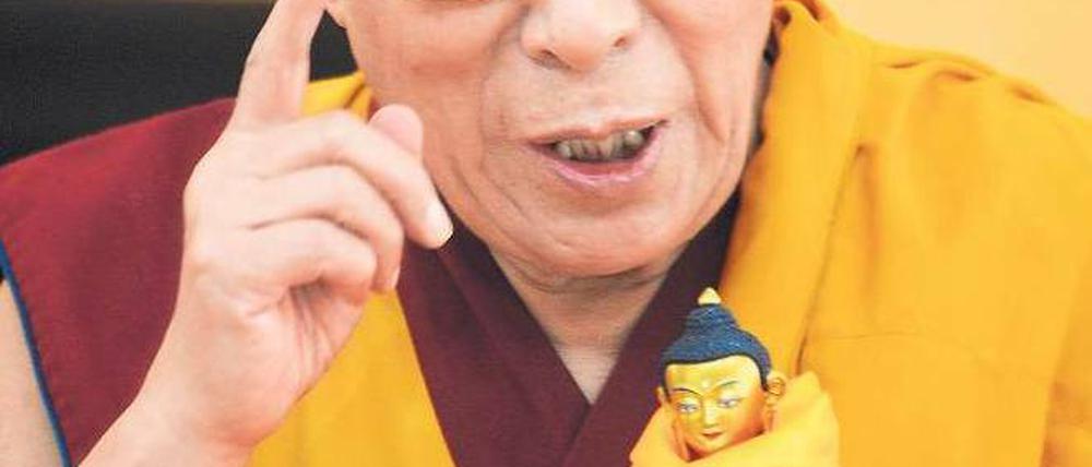 Gastgeschenk: Der Dalai Lama brachte einen vergoldeten Buddha mit. Foto: dpa