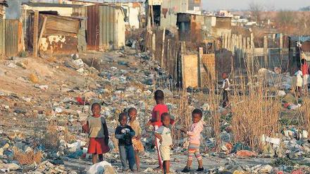 Kaum Perspektive. Auch die Zukunft dieser Kinder im Township Soweto ist mehr als ungewiss. Mehr als die Hälfte der Schwarzen unter 25 ist arbeitslos. 