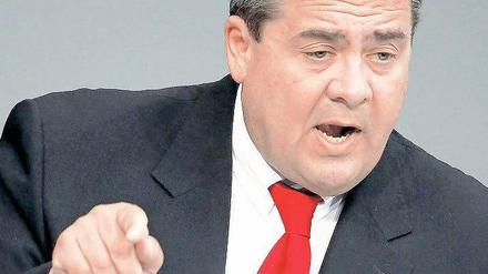 Er weiß erkennbar, wo es der Regierungskoalition wehtut. Der SPD-Vorsitzende Sigmar Gabriel am Donnerstag im Bundestag. 