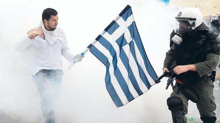 Dicke Luft. Die Griechen sind sauer auf ihre Regierung. Immer wieder kommt es zu Protesten. Dieses Bild entstand beim Generalstreik Ende Juni in Athen. Foto: Orestis Panagiotou/dpa