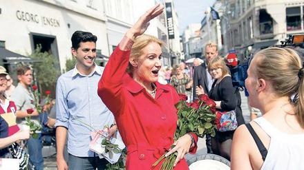 Blumen als Markenzeichen. Die Kandidatin der Sozialdemokraten, Helle Thorning-Schmidt, verteilt auf ihrer Wahlkampftour in Kopenhagen rote Rosen. Foto: AFP