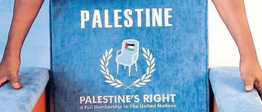 Initiativbewerbung. In einer symbolischen Aktion übergab der Vertreter der Palästinenser bei den UN einem Protokollbeamten einen Sessel mit dem Aufdruck „Palestine“ 