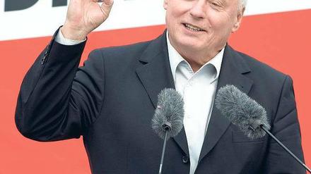 Völlig genesen sei er, sagt Oskar Lafontaine. Nach seiner Krebserkrankung drängt es den 68-Jährigen zurück auf die Bühne: als Gast in Talkshows, als Promi-Redner bei Parteiveranstaltungen und als Wahlkämpfer – unklar ist, ob auch in den Bundestag.