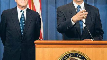 Schwere Vorwürfe. Der amerikanische Justizminister Eric Holder (rechts) und FBI-Chef Robert Mueller erläuterten die Ermittlungsergebnisse. 