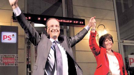 Gewinner und Besiegte. Francois Hollande hat die erstmalige Vorwahl der französischen Sozialisten für die Präsidentschaftskandidatur 2012 für sich entschieden. Seine Kontrahentin Martine Aubry gratulierte.