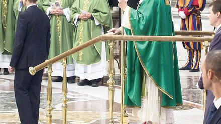 Erstmals mit fahrbarem Untersatz: Papst Benedikt XVI. Foto: dpa