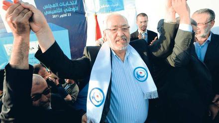 Wahlsieger. Der Gründer der islamistischen Ennahda-Partei, Rached Ghannouchi, feiert den Erfolg in Tunesien. 