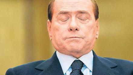 Berluskaiser, wie seine Gegner Italiens Premier Silvio Berlusconi spöttisch nennen, strahlt immer seltener: Seine Mitte-Rechts-Koalition bröselt längst, und die EU will ihn schärfer denn je beobachten. 
