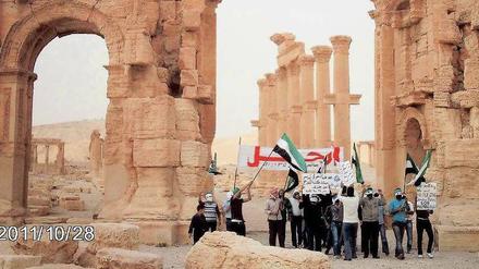 Protestbewegung: Auch vor den Ruinen der antiken Stadt Palmyra demonstrierten syrische Aktivisten nach dem Freitagsgebet gegen das Regime von Präsident Baschar al Assad.