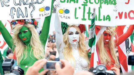 Ukrainerinnen gegen Berlusconi. Auch Frauen der Gruppe „Femen“ protestierten am Samstag in Rom gegen Italiens Premier. Er hat in den vergangenen Jahren durch Sexpartys mit Minderjährigen und sexistische Äußerungen von sich reden gemacht. Foto: A. Solaro/AFP