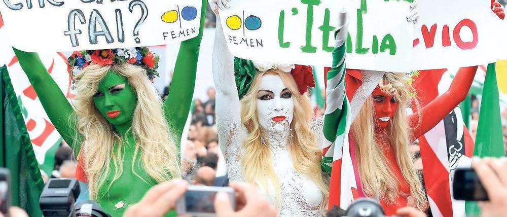 Ukrainerinnen gegen Berlusconi. Auch Frauen der Gruppe „Femen“ protestierten am Samstag in Rom gegen Italiens Premier. Er hat in den vergangenen Jahren durch Sexpartys mit Minderjährigen und sexistische Äußerungen von sich reden gemacht. Foto: A. Solaro/AFP