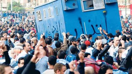 Wütende Proteste. Demonstranten kesselten in Kairo ein Fahrzeug der Sicherheitskräfte ein. Einige wurden in Brand gesetzt. Ausschreitungen gab es auch in anderen Städten des Landes. 