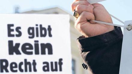 Klare Ansagen. 77 Prozent der Wahlberechtigten in Deutschland sind dem Politbarometer zufolge für ein Verbot der NPD. Foto: Christof Stache/dpa