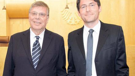 Die SPD-Bundestagsabgeordneten Peter Danckert und Swen Schulz haben vor dem Bundesverfassungsgericht gegen das Sondergremium geklagt, das in Eilfällen auf Antrag von Schuldenländern Mittel für den Euro-Rettungsfonds EFSF freigeben kann.