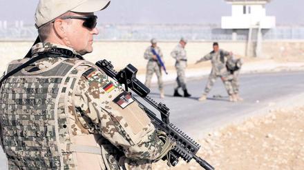 Aufsicht. Ein Soldat der Bundeswehr sichert die Umgebung im Police-Trainings-Camp in Masar-i-Scharif. Foto: W. Kumm / dpa