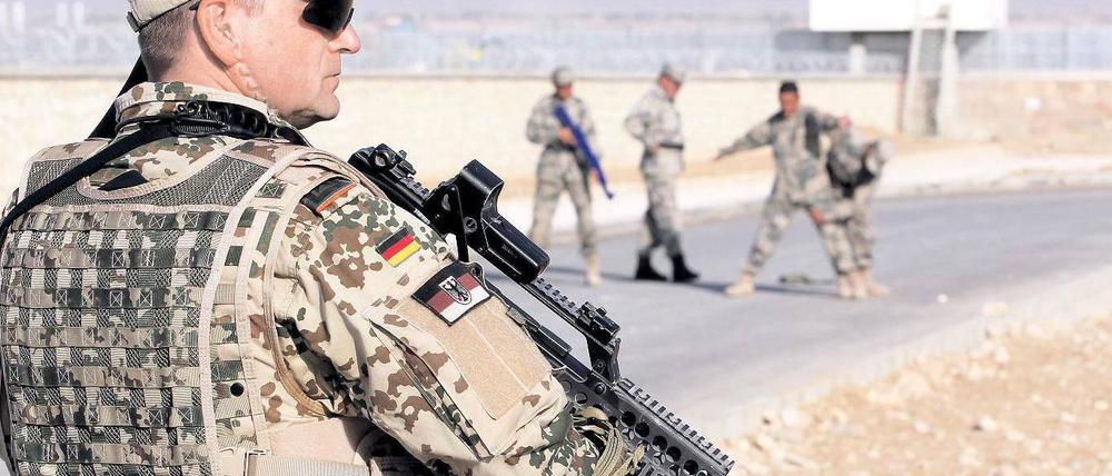 Aufsicht. Ein Soldat der Bundeswehr sichert die Umgebung im Police-Trainings-Camp in Masar-i-Scharif. Foto: W. Kumm / dpa