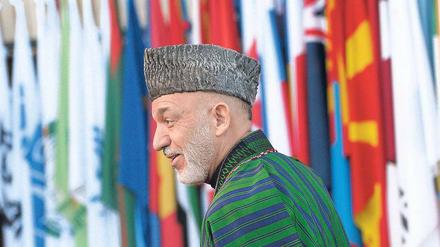 Unverändert. Afghanistans Präsident Karsai kam wie immer traditionell gekleidet. Kritik an seiner Amtsführung wurde nicht geübt – offiziell jedenfalls nicht. Foto: Johannes Eisele/AFP