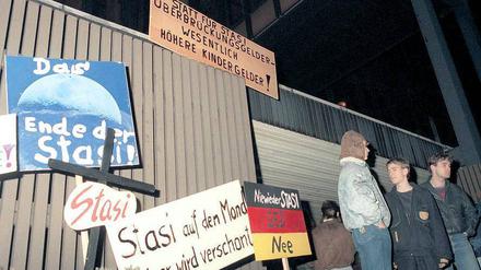 Besetzung der Berliner Stasizentrale am 15. Januar 1990. Die Akten sollten bewahrt und auf gesetzlicher Basis geöffnet werden. Foto: dpa