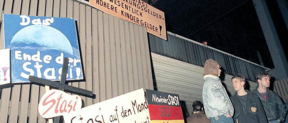 Besetzung der Berliner Stasizentrale am 15. Januar 1990. Die Akten sollten bewahrt und auf gesetzlicher Basis geöffnet werden. Foto: dpa