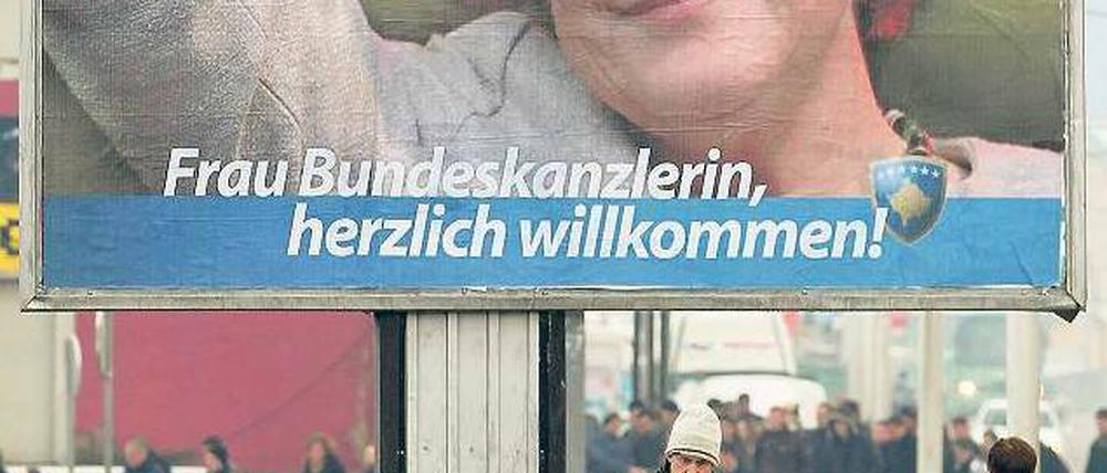 Im Kosovo wird Deutsch gesprochen – zumindest wurde die Kanzlerin am Montag in Pristina in ihrer eigenen Sprache begrüßt. Foto: Valdrin Xhemaj/dpa