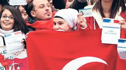 Letzte Warnung. Türkischstämmige Franzosen demonstrieren vor dem Palais Bourbon, dem Sitz der Nationalversammlung.Foto: Charles Platiau/Reuters