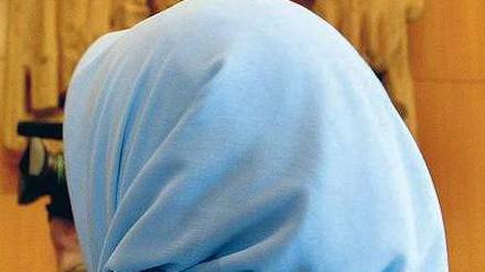 Wiederholungsfall. Schon 2003 ging es in Karlsruhe um den Fall einer muslimischen Lehrerin, die im Unterricht ihr Kopftuch trug. Foto: Uli Deck/dpa