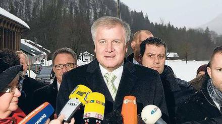 Sprechstunde. Bayerns Ministerpräsident Horst Seehofer am Mittwoch in Wildbad Kreuth bei seiner Ankunft zur Klausurtagung der CSU-Landesgruppe. 