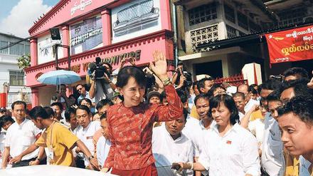 Ungebrochene Verehrung: Wenn sich Aung San Suu Kyi in der Öffentlichkeit zeigt, wie hier am Unabhängigkeitsfeiertag Birmas in der vergangenen Woche vor der Zentrale ihrer Partei in Rangun, dann ist sie schnell von begeisterten Anhängern umringt. 