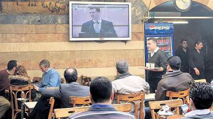 Trügerische Ruhe. In Damaskus verfolgen Syrer die Rede von Staatschef Baschar al Assad. Er beteuerte, dass er weiter die Unterstützung seines Volkes genieße. 