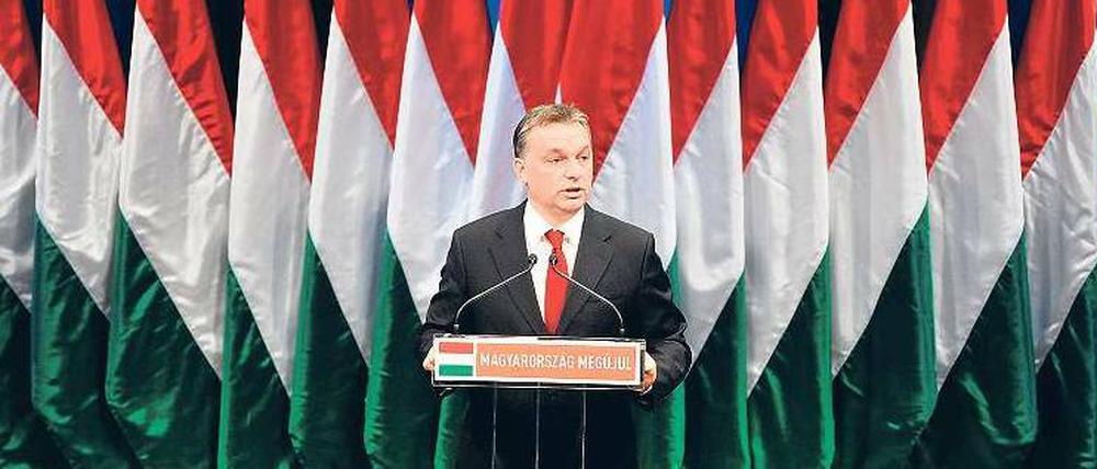Rechtspopulist. Viktor Orban fördert den Nationalismus, Verfassungsänderungen sollen seine Macht zementieren. Finanziell steht Ungarn jedoch vor dem Aus. 