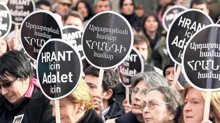 Gedenken. Eine Trauerkundgebung für den ermordeten Journalisten Hrant Dink vor der armenischen Zeitung „Agos“ im Januar 2009 in Istanbul.