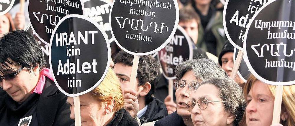 Gedenken. Eine Trauerkundgebung für den ermordeten Journalisten Hrant Dink vor der armenischen Zeitung „Agos“ im Januar 2009 in Istanbul.