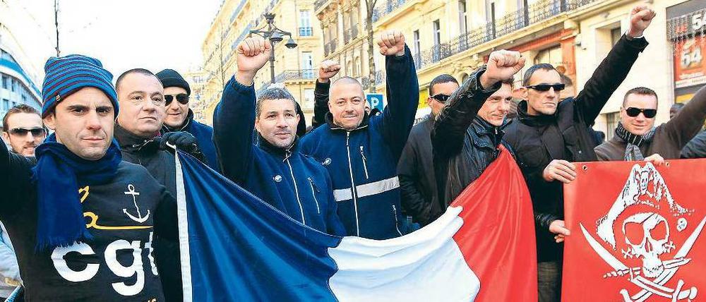 Protest mit Trikolore. Mitglieder der Gewerkschaft CGT gingen am Mittwoch in Marseille gegen die Sparmaßnahmen der französischen Regierung auf die Straße.