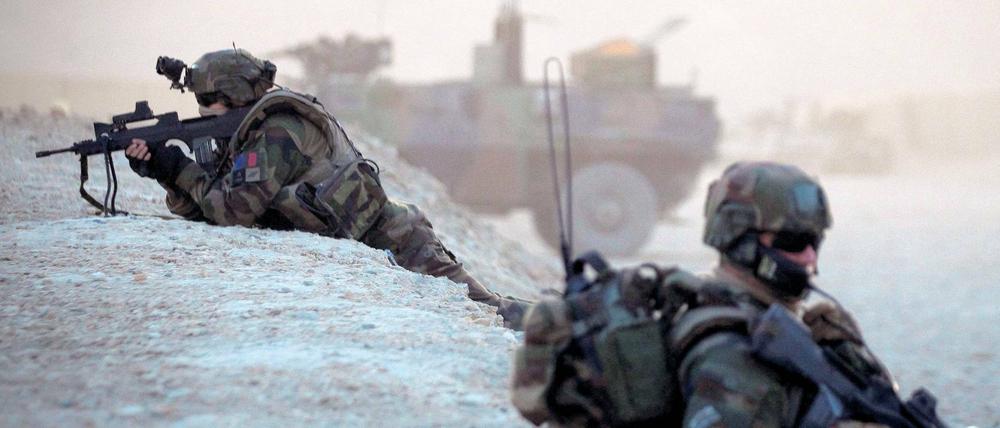 Im Einsatz: Französische Soldaten bei einer Patrouille in Afghanistan. Gefahr droht ihnen aber nicht nur von Taliban, sondern auch von afghanischen Soldaten. 