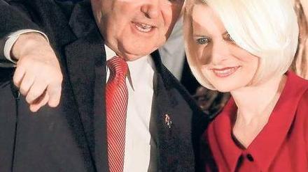 Sieg des Außenseiters. Newt Gingrich und seine Frau Callista freuen sich mit Anhängern in South Carolina über den Erfolg bei den Vorwahlen.