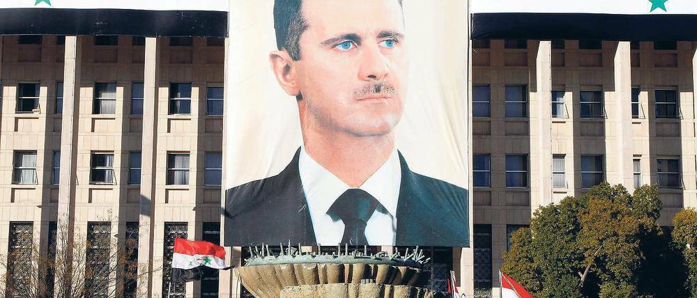 Vor der Zentralbank in Damaskus ist Baschar al Assad noch Herr des Geschehens.