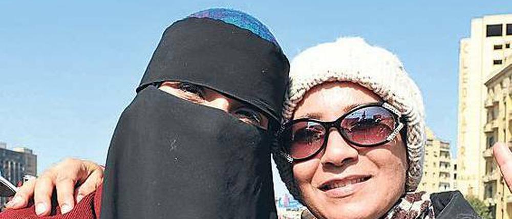 Geeint in der Freude über den Umsturz. Asmaa Ramdan und Zanab Ebrahim sind Freundinnen, trotz unterschiedlicher Ansichten über die Rolle der Frau, Familie und Religion. Doch beide hoffen, dass der herrschende Militärrat seine Macht abgeben wird. 