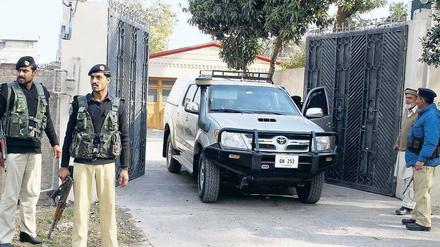 Unerwünscht: Polizisten sehen zu, wie das Auto mit den drei Deutschen das pakistanische Peshawar verlassen muss. Nach Angaben der Gesellschaft für Internationale Zusammenarbeit (GIZ) handelte es sich nicht um ein Fahrzeug der Organisation.