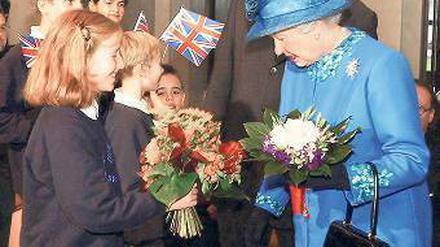 Umringt von begeisterten Anhängern. Königin Elizabeth II. bei ihrem Besuch im Jahr 2004 in Berlin. 