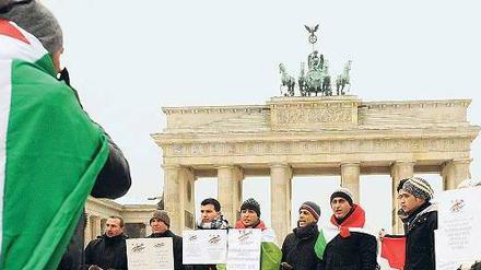 Protest vorm Tor. In Deutschland lebende Syrer demonstrierten am vergangenen Sonntag in Berlin gegen die Gewalttaten des Assad-Regimes. Foto: Maurizio Gambarini/dpa