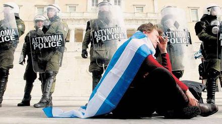 Erschöpft. Mit der Ausweitung der Sparmaßnahmen wächst die Wut der Griechen. Doch auch Resignation macht sich immer mehr breit.