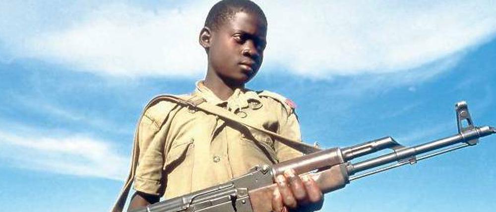 Missbraucht. Der achtjährige Moses im Jahr 2004. Er ist eines von zehntausenden Kindern, die von Joseph Kony (unten im Jahr 2006) zu Kindersoldaten gemacht wurden. 