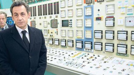 Punktesammeln mit dem Oldtimer: Frankreichs Präsident Nicolas Sarkozy zu Besuch in Frankreichs ältestem Atomkraftwerk im elsässischen Fessenheim. 
