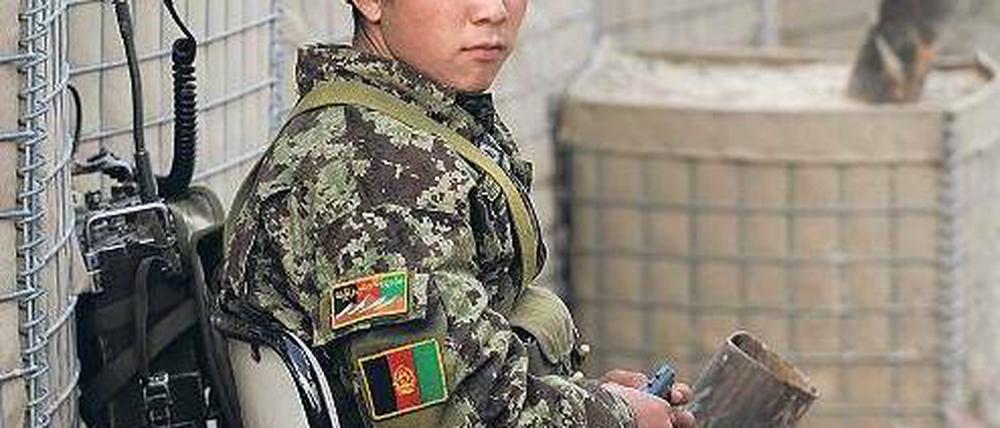 Abwarten. Soldaten der Nationalen Afghanischen Armee (ANA) konnten von den westlichen Truppen viel lernen. Ob sie die Sicherheit im Land schon alleine gewährleisten können, daran gibt es allerdings große Zweifel. Foto: Marai Shah/AFP