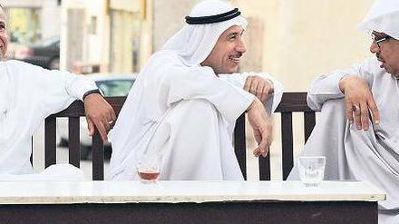 Saudische Schiiten vor einem Teehaus in Qatif im Osten Saudi-Arabiens. Zum Lachen ist ihnen derzeit selten zumute. Foto: Katharina Eglau