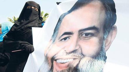 Fromm und rückwärtsgewandt: Die radikalen Salafisten machen sich mit ihrem Kandidaten Hazem Abu Ismail (Foto) Hoffnung aufs Staatspräsidentenamt. Aber auch ein Sieg des Kandidaten der maßvolleren Muslimbrüder würde die Uhren zurückdrehen – mit Folgen vor allem für Ägyptens Frauen. Foto: Khaled Elfiqi/dpa