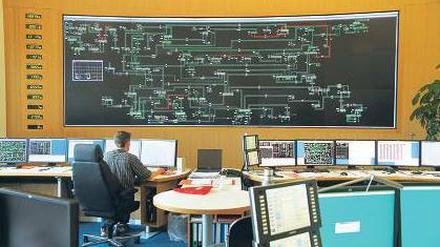 In der Leitwarte des Netzbetreibers 50Hertz in Neuenhagen bei Berlin überwachen die Ingenieure die Stabilität der Stromversorgung. Rund um die Uhr müssen sie die Zu- und Abflüsse ins Netz exakt in der Balance halten. 