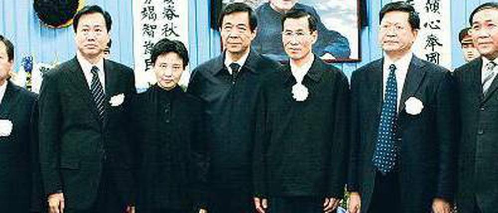 Kein Auftritt mehr. Der einstige Hoffnungsträger Bo Xilai (4. v. l.) und seine Frau Gu Kailai (3. v. l.) sind in Ungnade gefallen. 