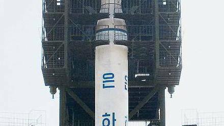 Da war die Welt für Machthaber Kim Jong Un noch in Ordnung. Die am Freitag kurz nach dem Start abgestürzte Rakete am 8. April. 